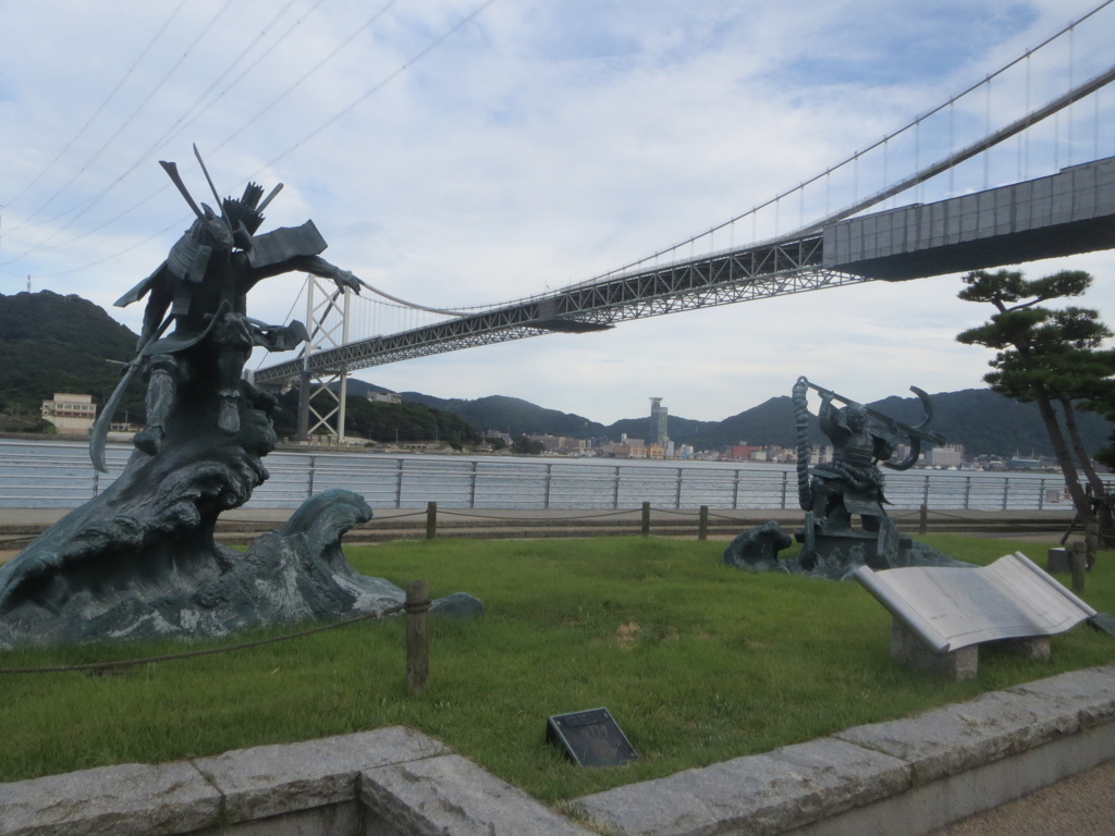 関門海峡と平家の像