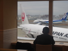 空港レストランとピンクリボンジェット