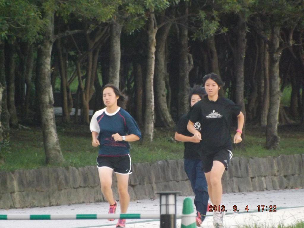 公園内を走る女子学生