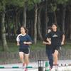 公園内を走る女子学生
