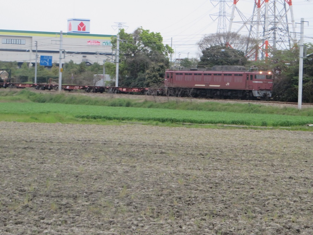 基山町付近を走行する貨物列車
