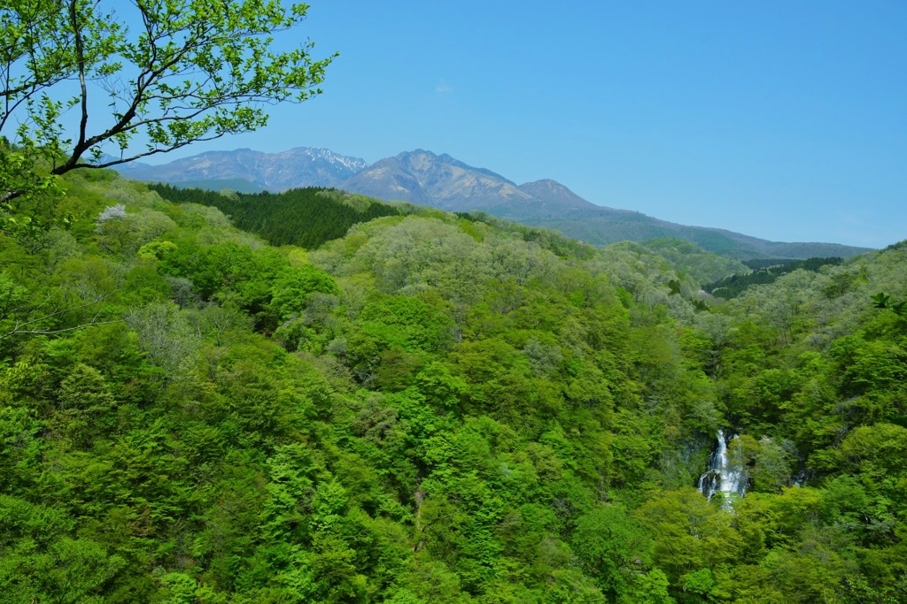 日光連山と霧降滝