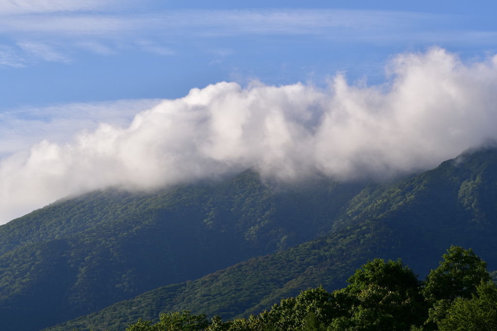 雲に隠れる岩手山山頂