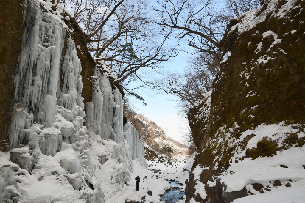 渓谷のプロローグ、友知らずの滝