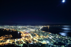 月あかりと函館山夜景