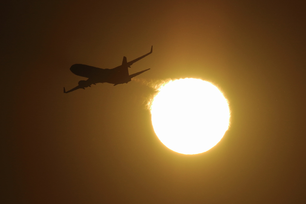 光の中から...Boeing 737-881