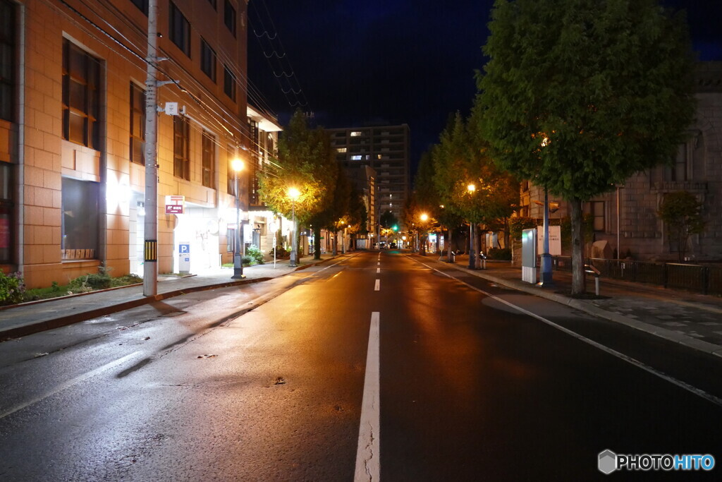 真夜中の雨上がりストリート