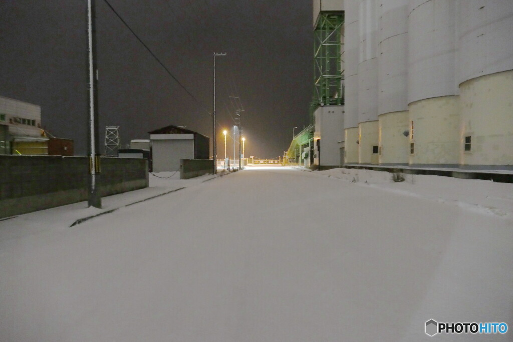 人通りの無い雪の夜