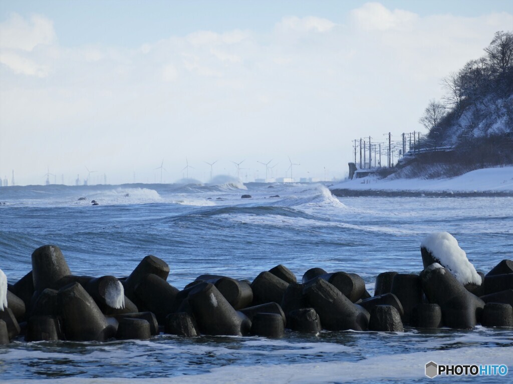 荒れる冬の浜辺