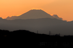 夕暮れに浮かぶ富士