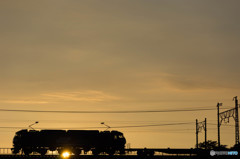 夕日と貨物列車