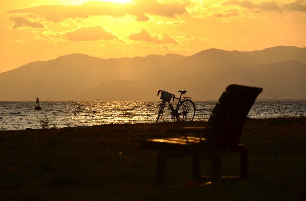 夕暮れの自転車とベンチ