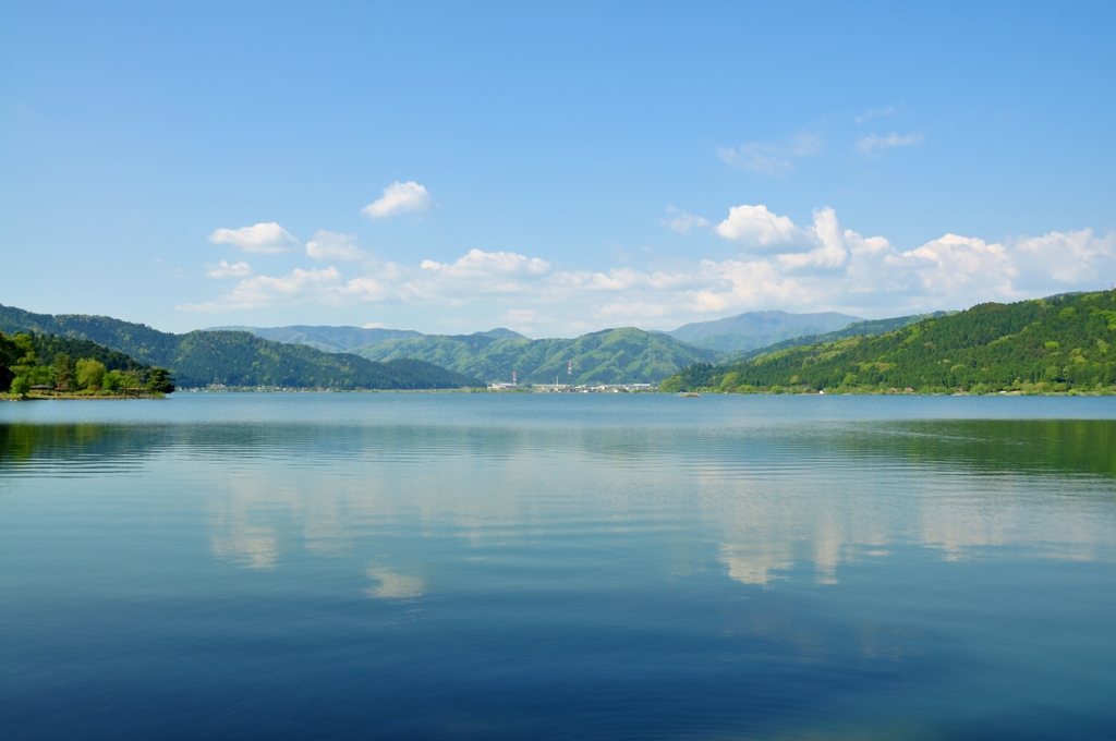 新緑の余呉湖