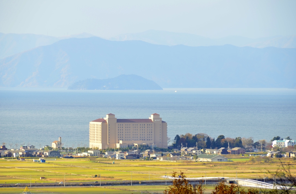 望湖堂から　～竹生島とホテル～