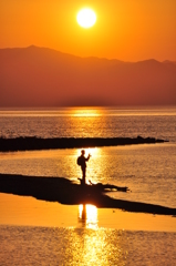 夕日の中の釣り人