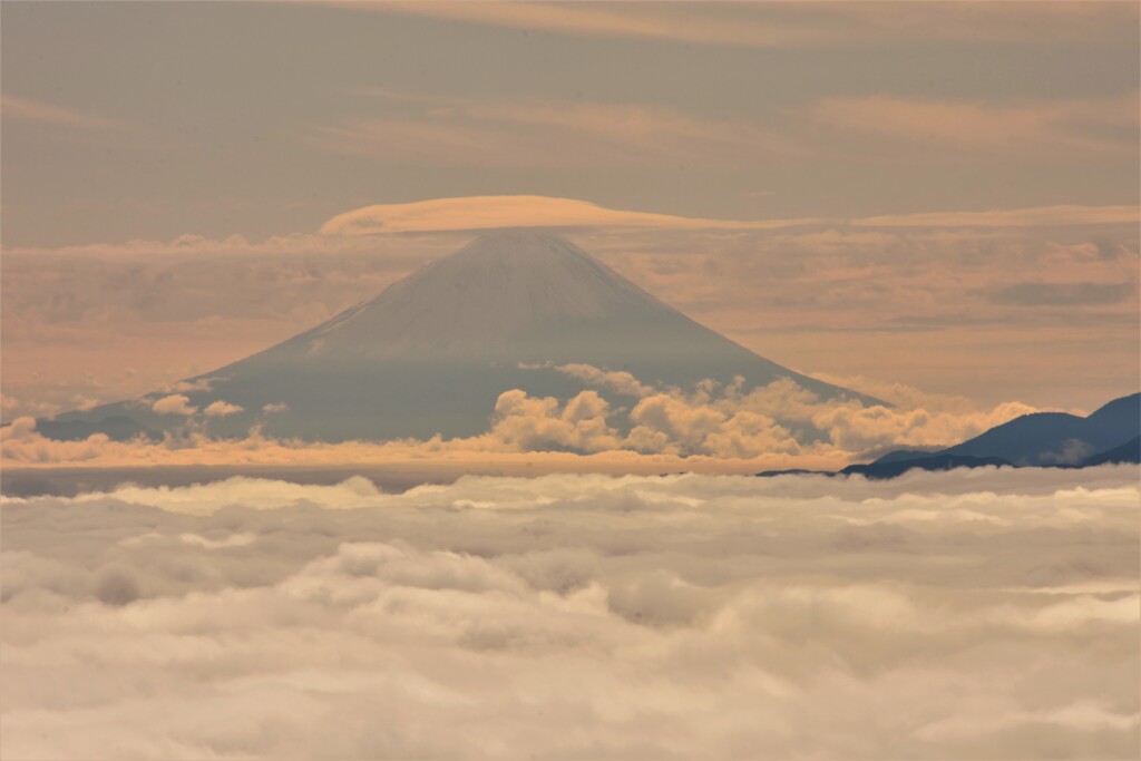 富士に笠雲と雲海