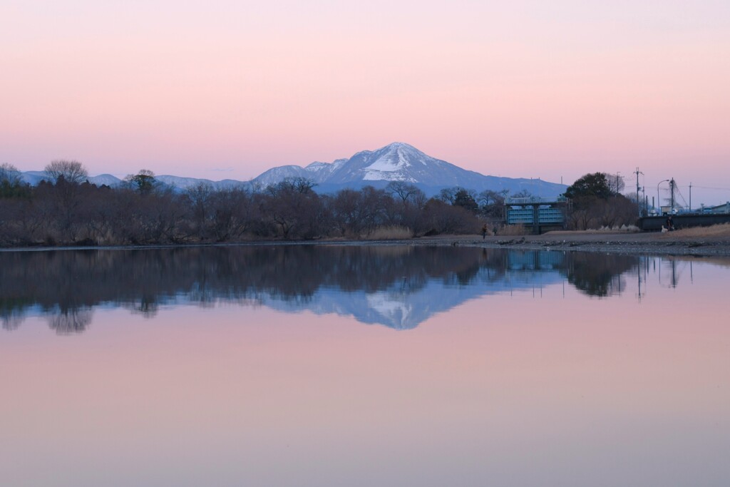 奥の洲からみる伊吹山