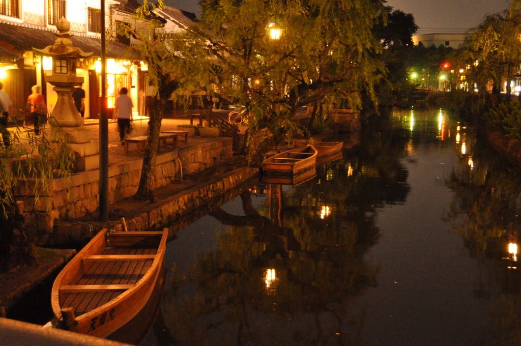 夕暮れの川辺
