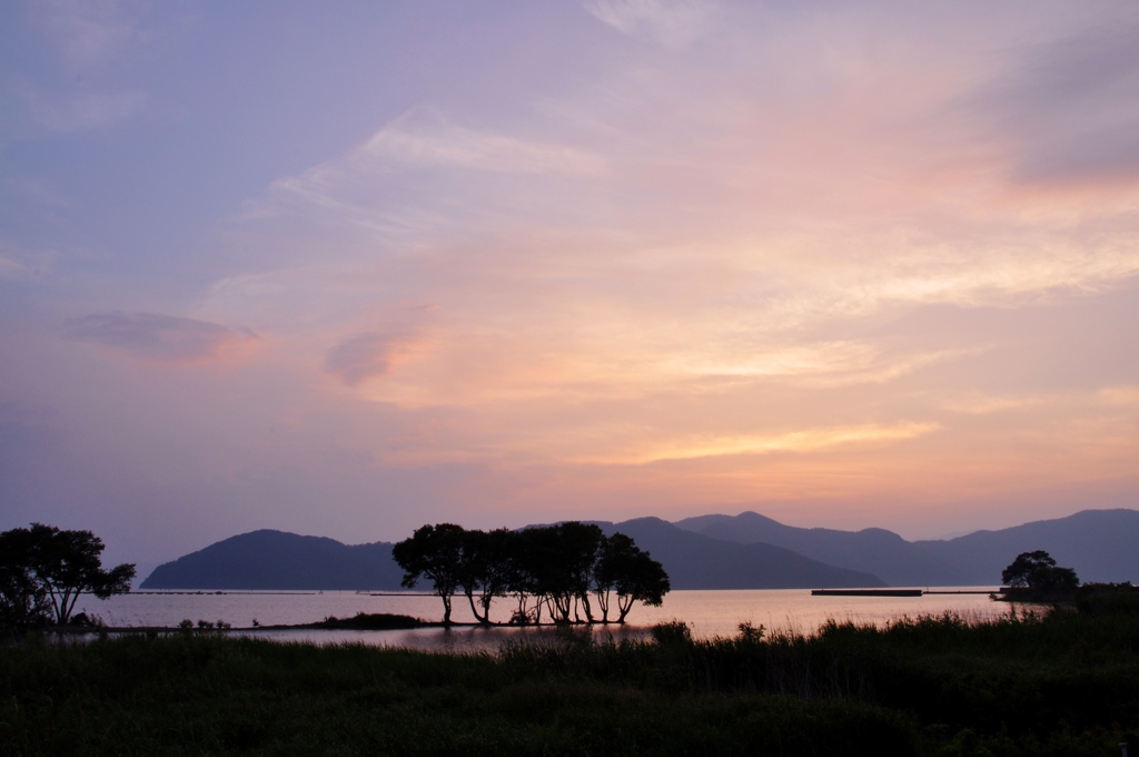 あじさいいろに染まる湖北の夕暮れ