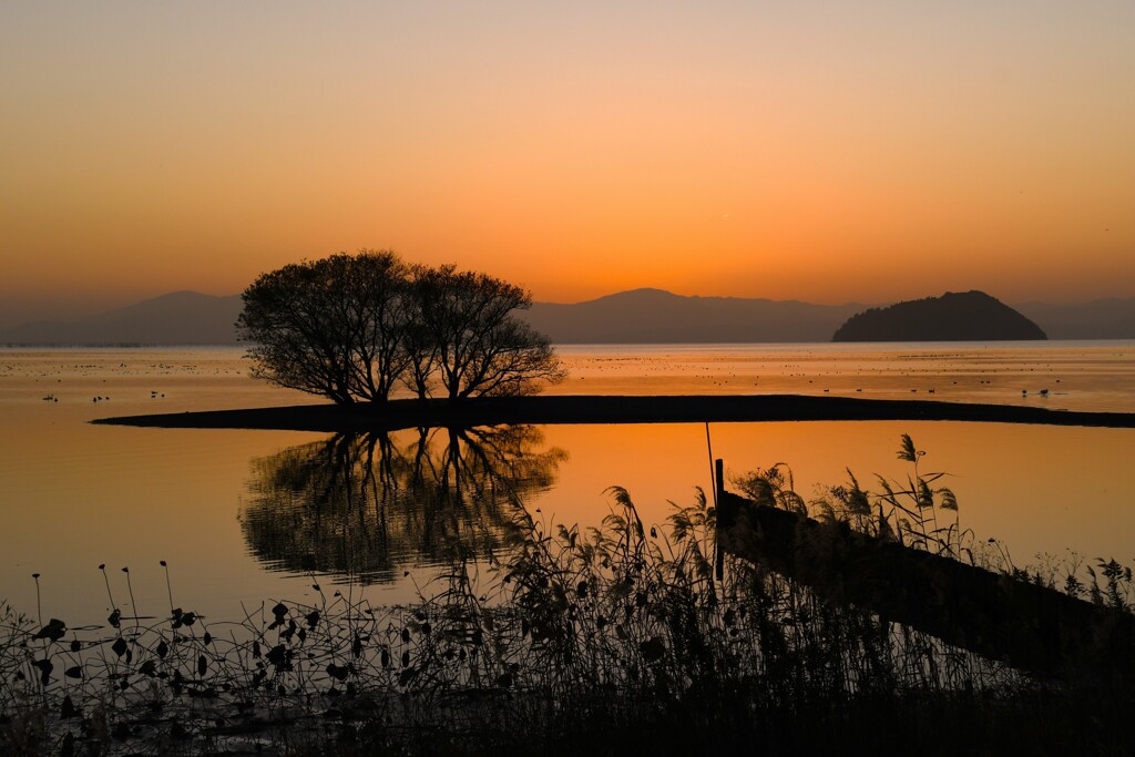 湖北夕暮れ　～季節外れの黄砂の日～
