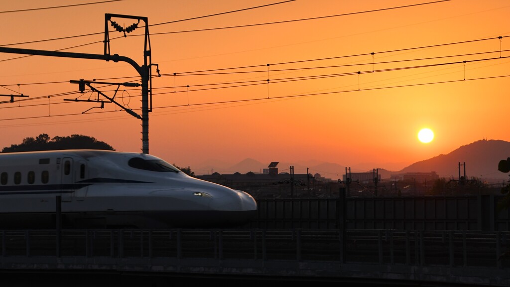 夕日と新幹線