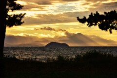 竹生島に光芒の朝