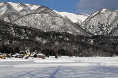 43.雪化粧の山と集落