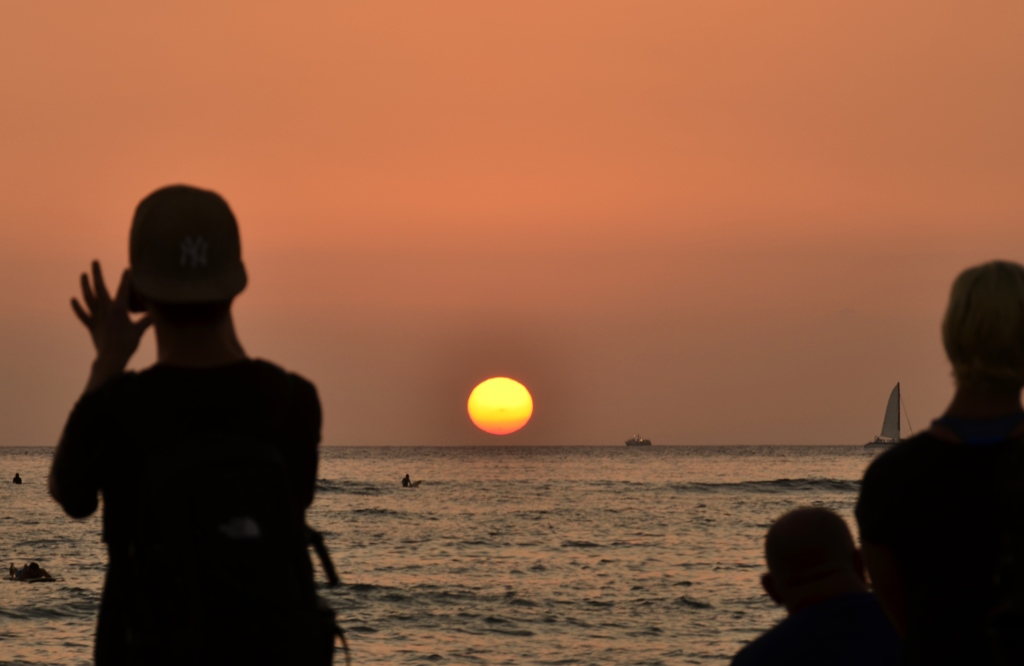 水平線に沈む夕日