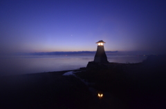 琵琶湖　常夜灯の夜明け