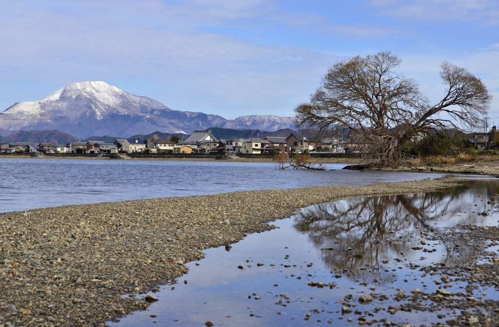 雪の伊吹山～琵琶湖から～