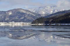 流氷に雪山