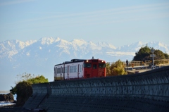 雪山と赤い電車