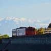 雪山と赤い電車