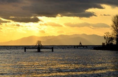浜辺で過ごす夕