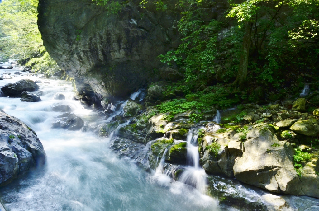 人面岩と水色の川