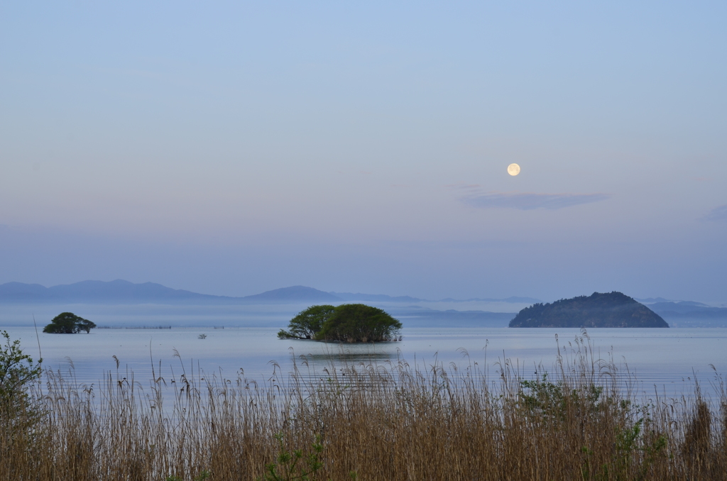 明け行く湖北　満月春の朝