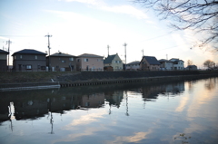 36.川沿いの街夕暮れ