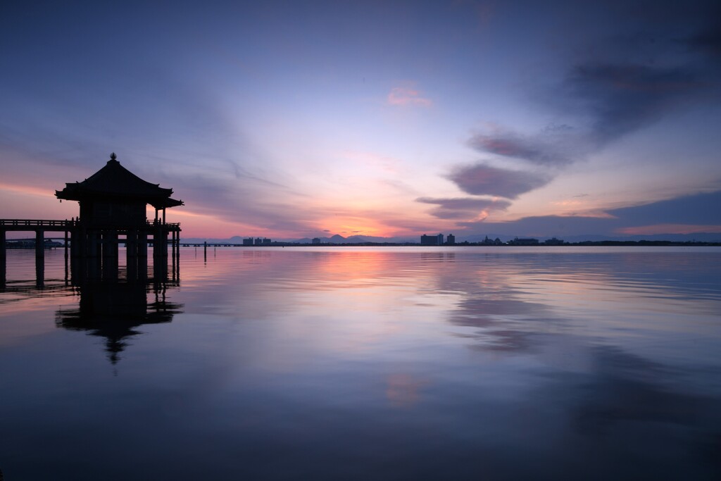 浮見堂の朝　～Ⅹデー？～