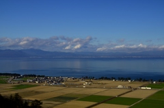 冬のたんぼと琵琶湖