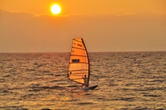 琵琶湖の夏　～夕日とサーファー～