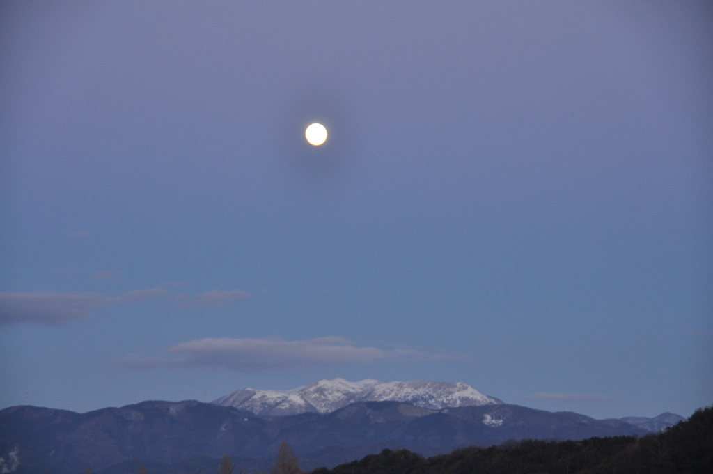 65.雪山に白い月