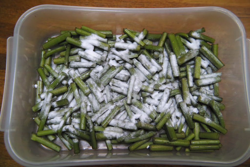 灰汁抜き用重曹掛け・・・