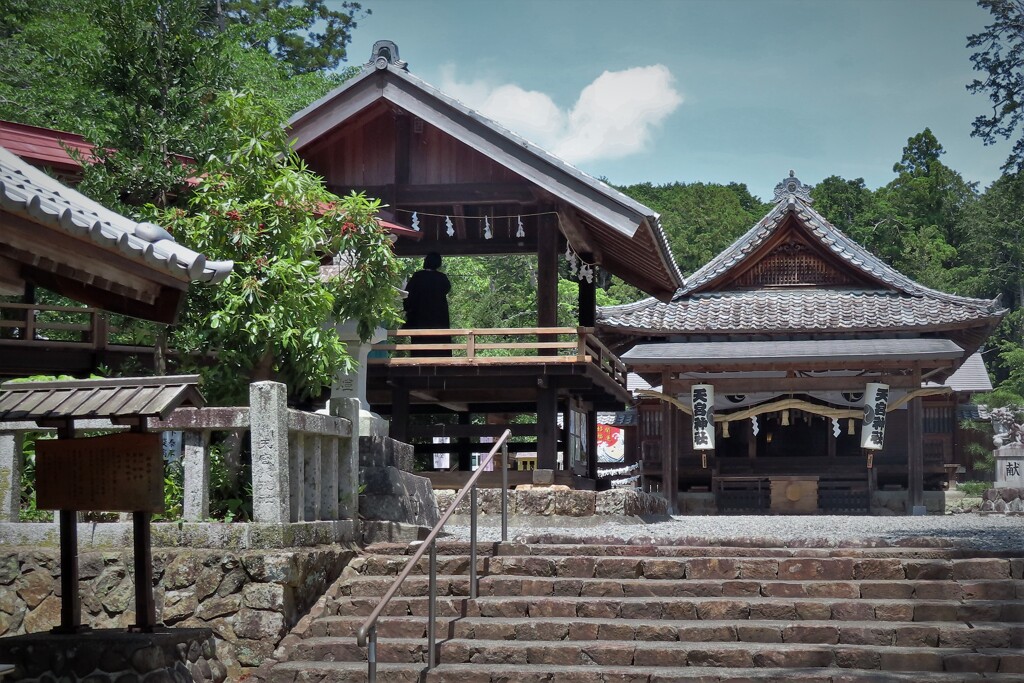 雨宮神社拝殿と十二段舞楽の舞台