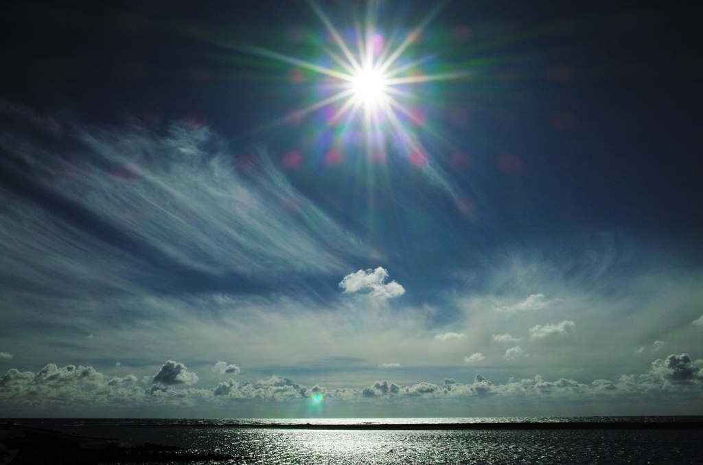 太陽と輝る海と雲と・・・