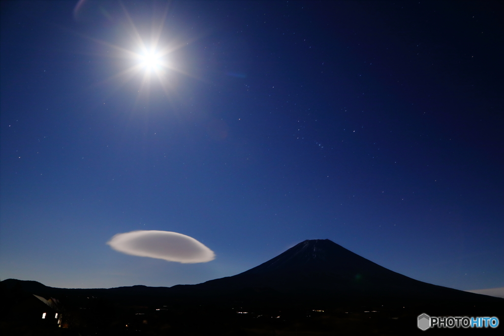 月とオリオンと吊るし雲と
