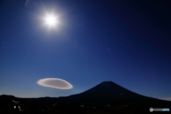 月とオリオンと吊るし雲と