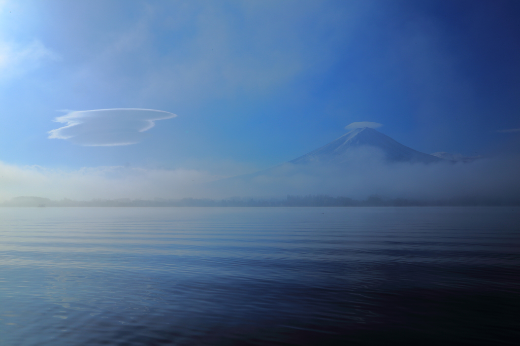 朝霧の中から