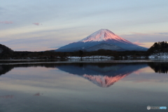 湖畔の紅富士
