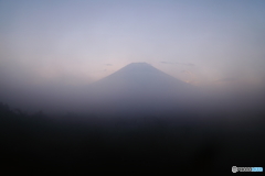 霧の中に浮かぶ