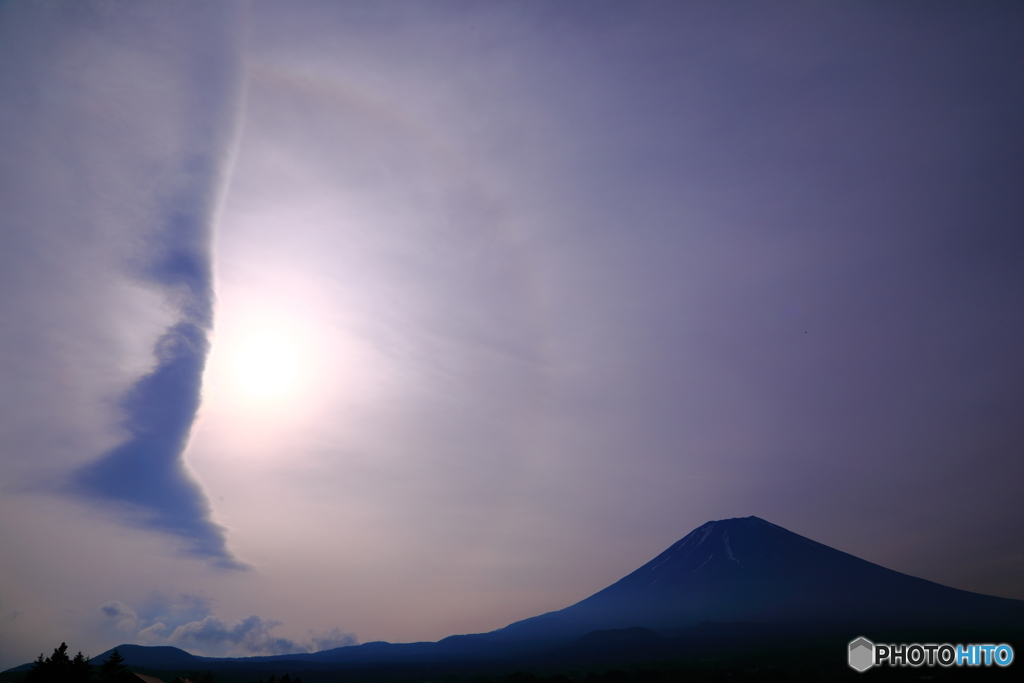迫りくる雲と半日暈